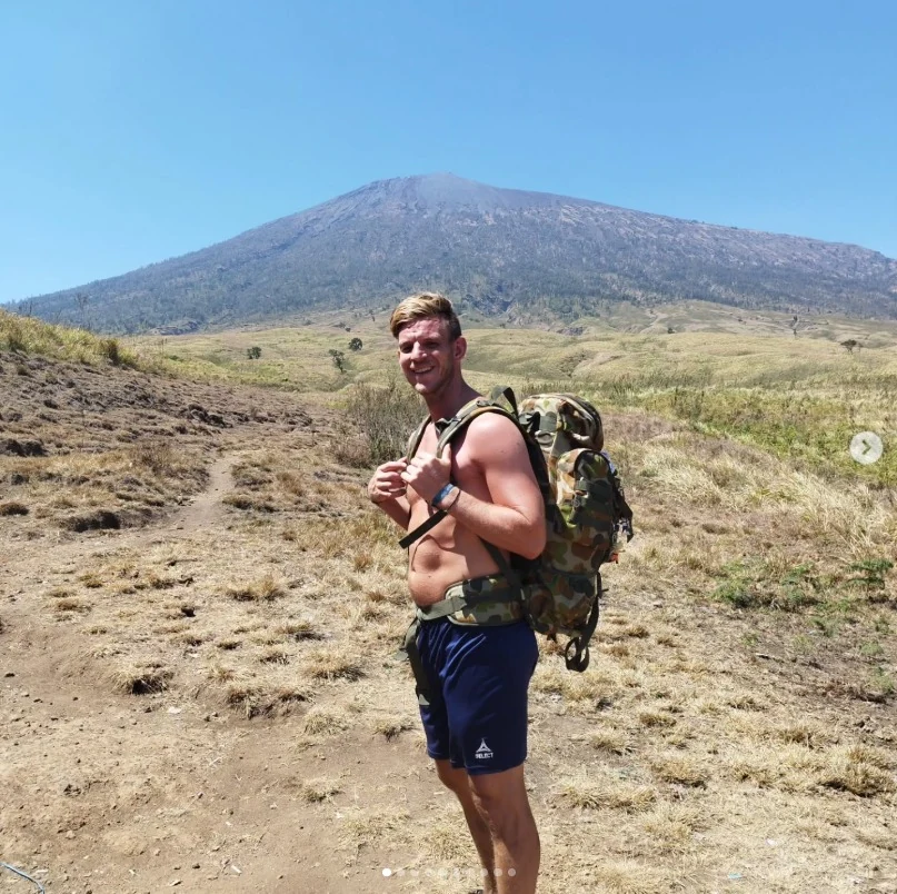 Christian beim Trekking am Vulkan